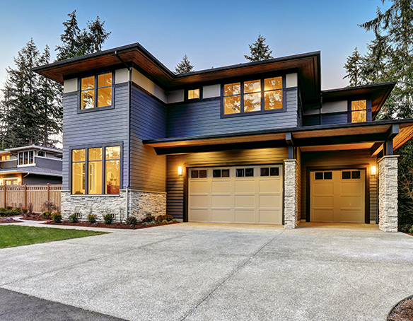 Une belle maison avec deux garages.