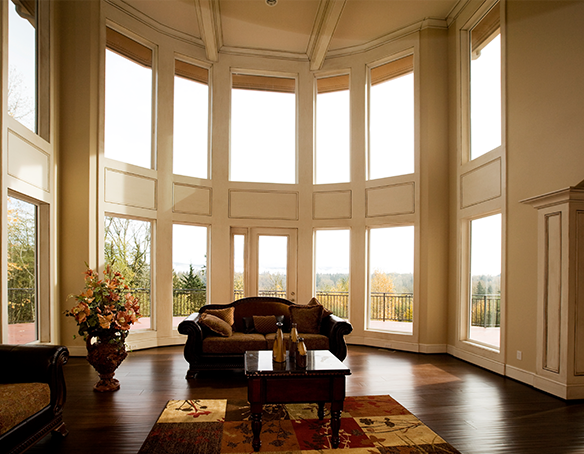 Une belle pièce avec de faults plafonds et de grandes fenêtres